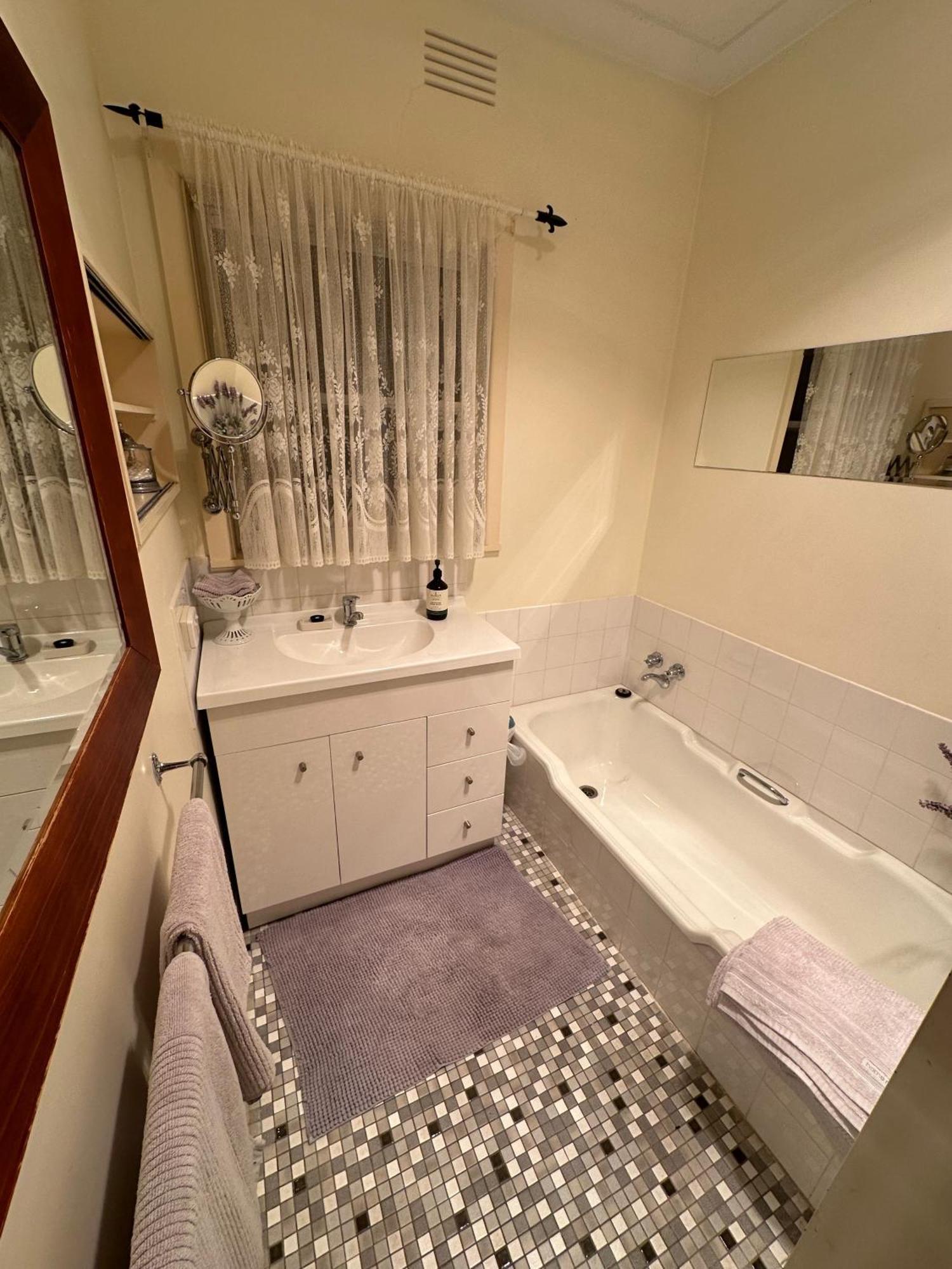 רותרגלן Admurraya House Bed & Breakfast מראה חיצוני תמונה
